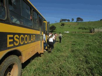 Em atividade extraclasse, os alunos visitam o Viveiro Florestal do Grupo Dispersores, onde lá aprendem na prática