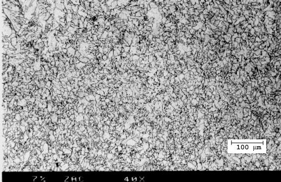 Amostra embutida Micrografia da ZF (A70) Micrografia da ZAC (A70) Micrografia do Metal de Base Figura 12: Microestruturas típicas de cada região da solda Para o ensaio de tração, foram soldadas duas
