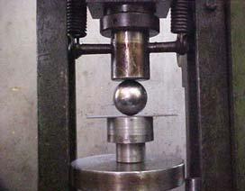 A deformação foi aplicada na chapa soldada através da esfera utilizando uma prensa hidráulica manual.