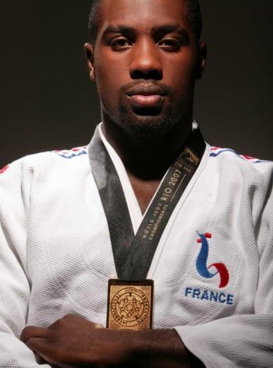 O judoca japonês Tadahiro Nomura foi o que mais conquistou medalhas de ouro em Jogos Olímpicos, todas obtidas na categoria extra leve (até 60kg).