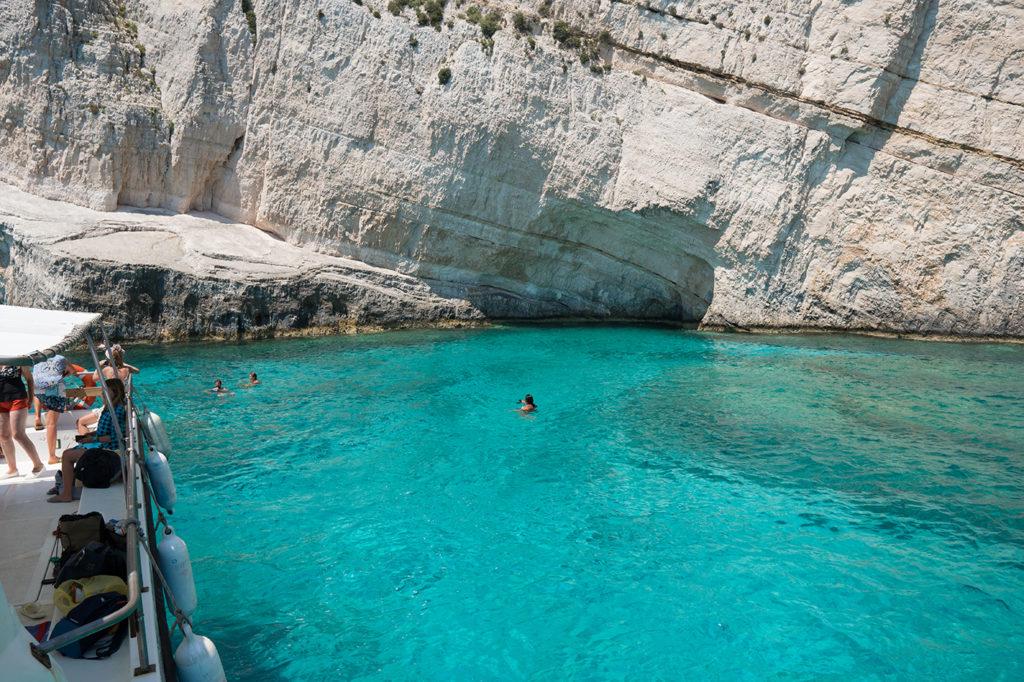 Blue Caves Uma super dica para curtir as Blue Caves a vontade Se puder, se hospede no Lithies Boutique Hotel que ﬁca na cidade de Korithi, ao norte de Zakynthos. Porque?