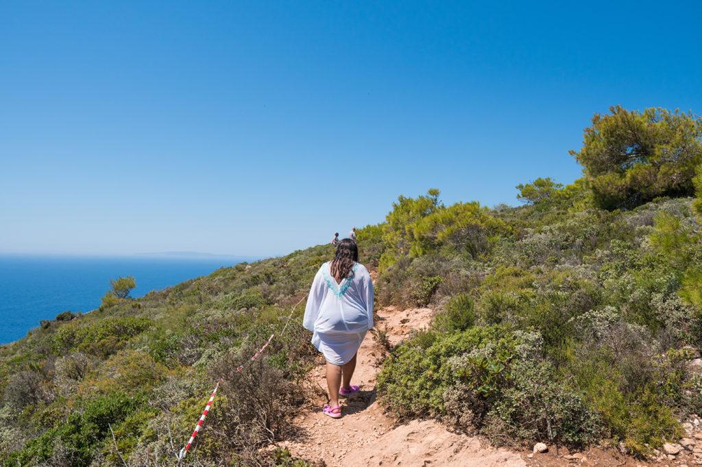 Caminho para chegar no Mirante e ver a praia de cima. Outras dicas sobre como chegar em Navagio Beach -Que tal visitar Shipweck em alto estilo?