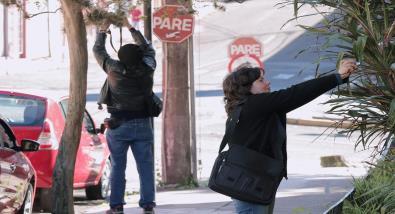 limitação física assim como exige uma prática coletiva. Figura 1: Circo Bambo, C.C, UFSM, 2017. Figura 2: Cabaré Café, Sesc Circo, 2016.