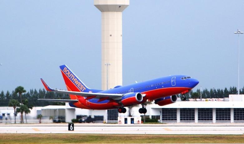 English for Travel 1. At the Airport No aeroporto On Time: No horário O voo está no horário The flight is on time. To land: Pousar, aterrissar O avião aterrissou. The plane has already landed.