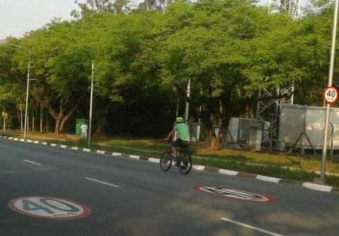 número de acidentes envolvendo automóveis, ciclistas e