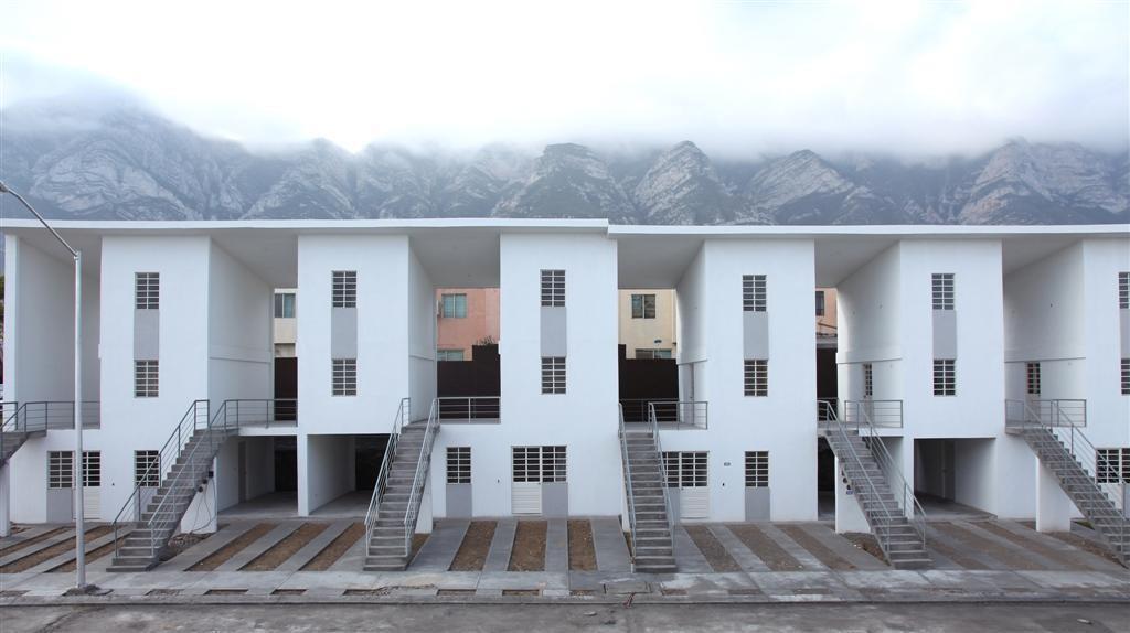 referenciais programáticos ALEJANDRO ARAVENA HABITAÇÃO MONTERREY O governo de Neuvo León, México, encomendou um projeto de um conjunto de 70 habitações em um terreno