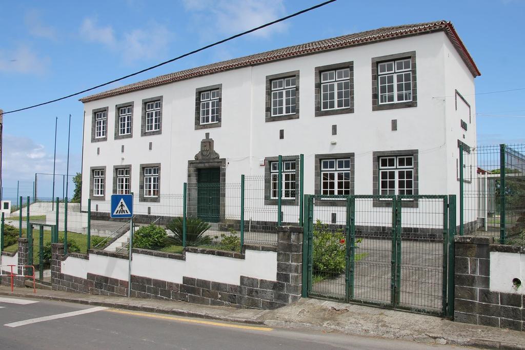 14 Requalificação e ampliação do Ginásio e criação de parque infantil na EB1/JI de Santa Bárbara 75.