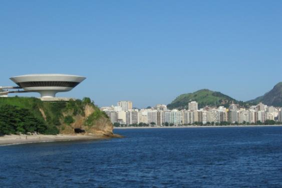 07- Leia com um blog de dicas de viagem descreve Niterói: Situada na Região Metropolitana do Rio de Janeiro, a