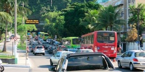 Escreva ao lado das imagens que tipo de problema elas representam. a) R.: população sem moradia. b) R.