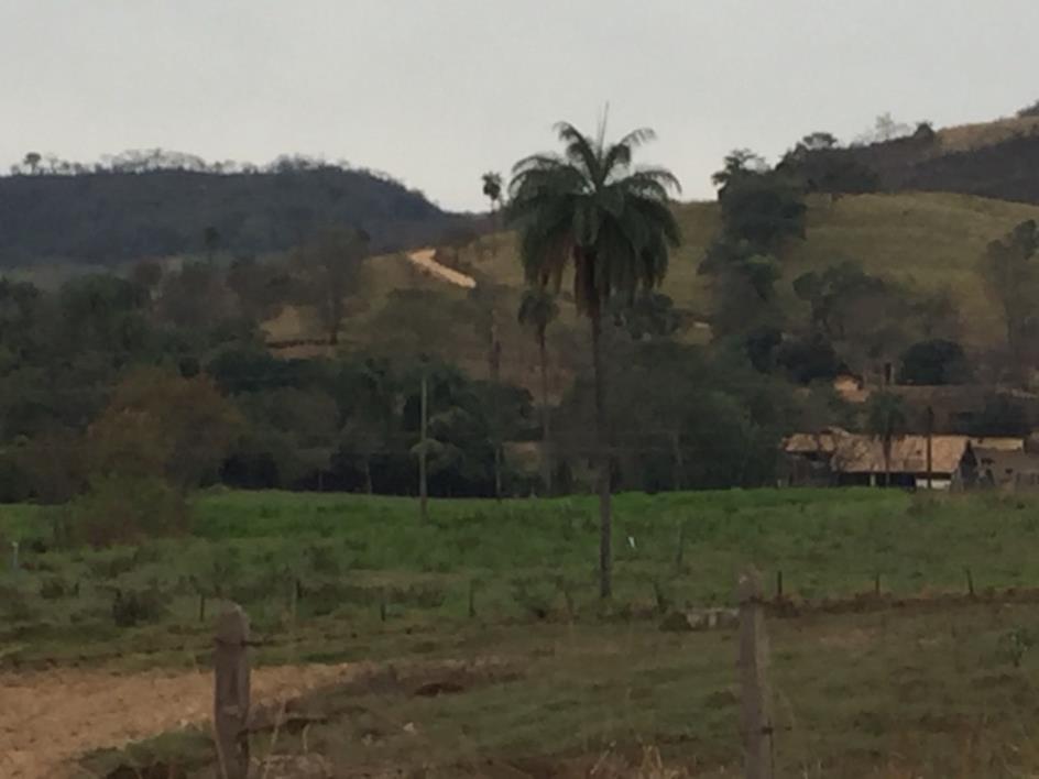 Figura 5.30 Área da fazenda da Serra Fonte: FORTAL ENGENHARIA (2018) Outro local visitado foi a estrada principal de acesso à comunidade Raiz.