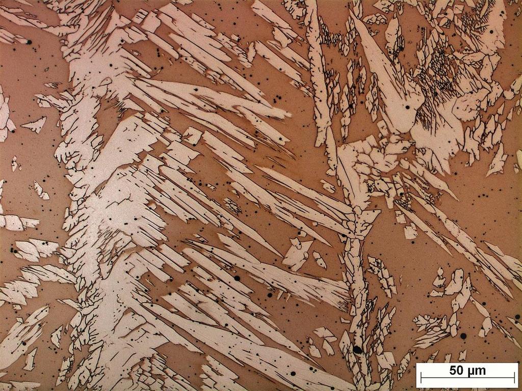 83 Figura 68 - Micrografia da Zona fundida do cordão B4 na região inicial, mostrando as diferentes morfologias de austenita encontradas; Is = 150 A, DBCP = 25 mm, Vs = 0,4 m/min, E = 0,85 kj/mm;
