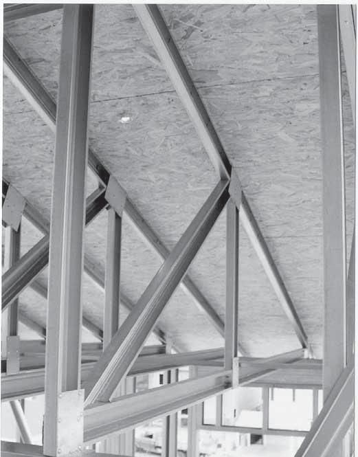 A estabilização da estrutura de cobertura é dada por: Dependendo do tipo de telha utilizada na cobertura, como as shingles, é necessário o uso de placas estruturais como o OSB (Fotos 5.10 e 5.