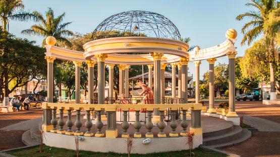 Monumento da Rosa - O QUE FAZER TRILHAS Lunardelli possui Reserva Particular de Patrimônio Natural, a Mata Suíça I e II, localizadas nas fazendas Urutagua e Ubá.