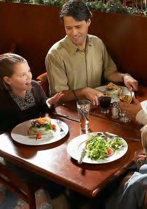 JANTAR FORA COM OS SEUS FILHOS - PAIS COM FILHOS ENTRE OS 4 E OS 12 ANOS - O habito de dar livros aos filhos quando se vai jantar fora é muito pouco comum, sendo o conversar com os filhos o