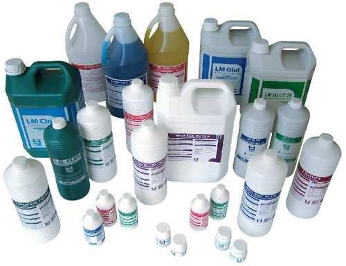 Produtos utilizados na Desinfecção 13 Os produtos químicos de uso corrente, de acordo com sua composição química, constituem os seguintes grupos: Álcoois Biguanita (clorohexidina) Halogênios