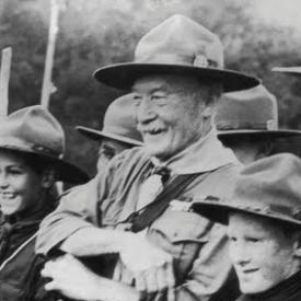 Fundado em 1907, na Inglaterra, por Baden-Powell, é um movimento educacional de jovens que conta com a colaboração de adultos, valoriza a participação de todas as origens
