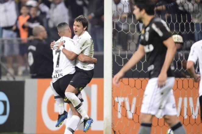 Jogadores do Timão comemoram gol (Foto: Gazetapress) O Corinthians recomeçou o Campeonato Brasileiro com um triunfo.