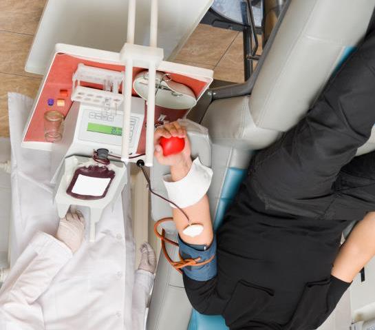 Reações nos doadores Hemovigilância do Doador A reação adversa à doação é definida como uma resposta não intencional do doador, associada à coleta de unidade de sangue, hemocomponente ou células