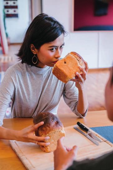 Então olhe o alimento e reserve um momento para pensar como esse alimento chegou até você, todas as pessoas envolvidas nesse processo.