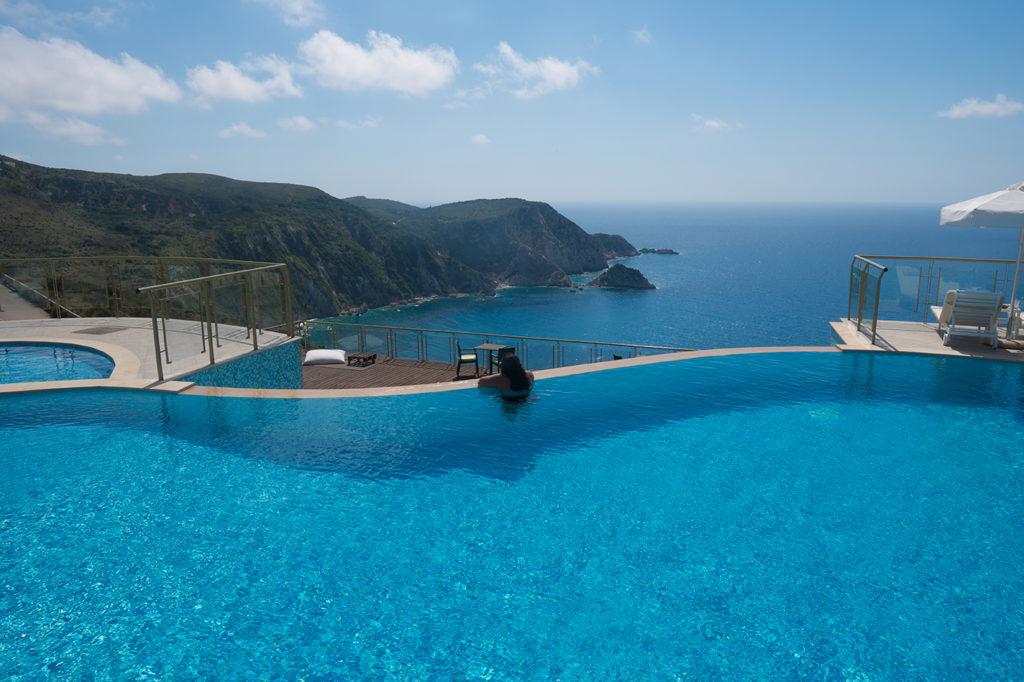 Petani Beach ao fundo. Essa é a piscina do Petani Bay Hotel. O que fazer em Kefalonia: MAKRIS GIALOS Se você procura uma praia linda e com toda estrutura vá para Makris Gialos.