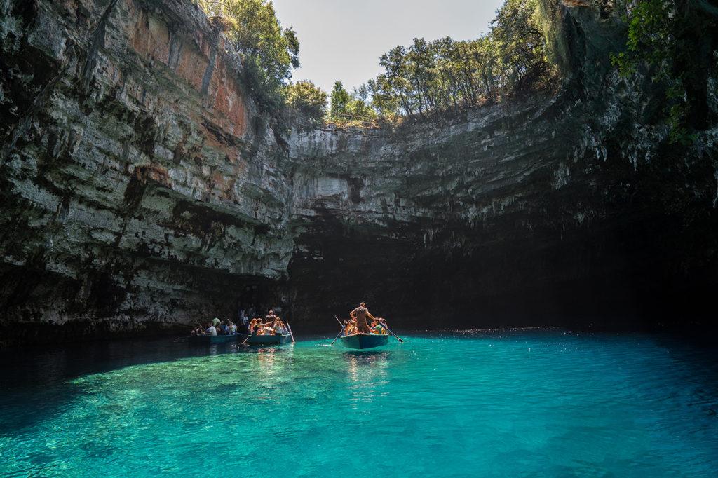 DROGARATI CAVE Se você já visitou cavernas no Brasil, será mais do mesmo e acho que não compensa ir. Trata-se de uma caverna com formações bem bonitas. Valor da entrada: 5 euros por pessoa.