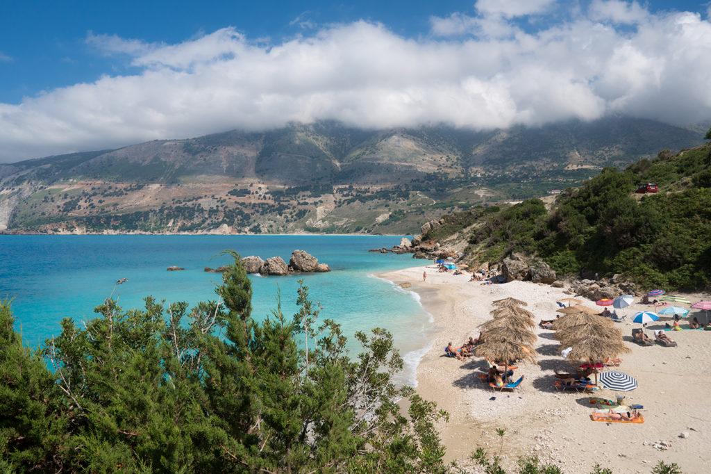 O que fazer em Kefalonia: MYRTOS BEACH Essa é a praia da ilha! A mais famosa e a mais linda. Vindo do norte para o sul, a estrada é por um penhasco. De lá é possível ter a visão da praia do alto.