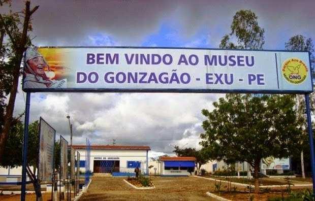 O Museu Gonzagão O Museu Gonzagão (figura 2), situado no Parque Asa Branca - na cidade de Exu-PE, é um espaço cultural dedicado a preservar a memória do Rei do Baião Luiz Gonzaga (1912-1989).