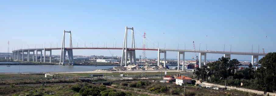 Figura 1: A Ponte Edgar Cardoso vista da margem esquerda Os trabalhos na ponte principal consistiram na reabilitação das selas, na reparação e pintura da