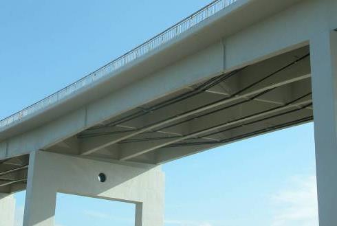 A PONTE DA BARRA DO KWANZA, EM ANGOLA A Ponte da Barra do Kwanza situa-se em Angola, cerca de 70 km a Sul de Luanda. É uma obra da autoria do Prof.