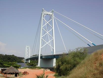 3.1 Cronologia das intervenções Figura 4: Vista geral da ponte e vista inferior do tabuleiro Devido à falta de manutenção e à situação de guerra civil existente em Angola, em 1990 um dos tirantes de