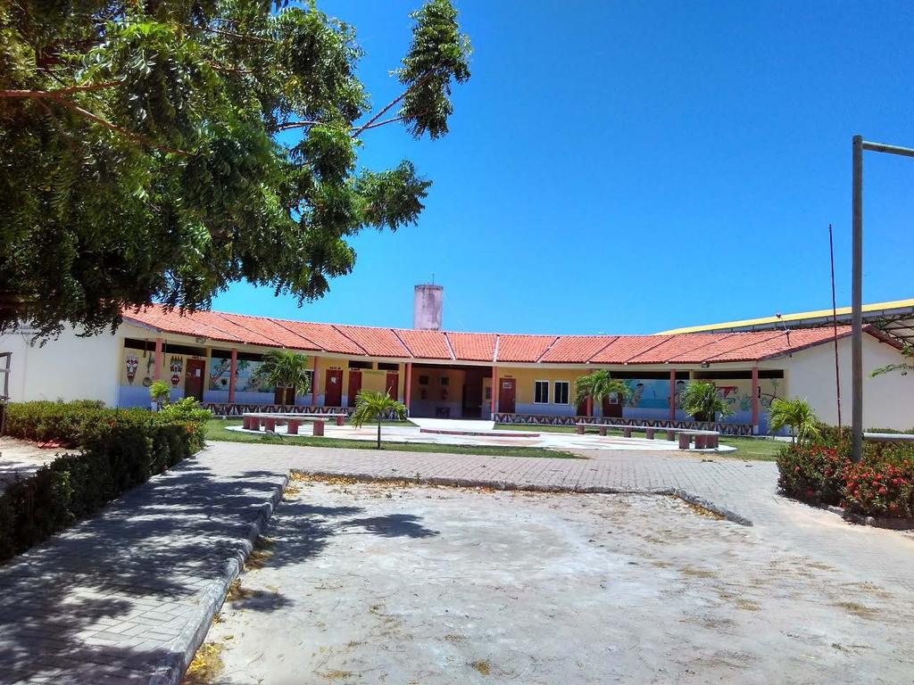 Escola Indígena Jenipapo Kanindé: conquista de direito social Fotografia colorida, em formato paisagem, da fachada de uma escola em formato arqueado.