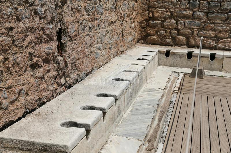 A história antiga Inglaterra (XVIII) Início da caracterização da poluição Latrina pública (século I d.c.) Toaletes públicos da cidade antiga de Ephesus em Izmir, Turquia https://pt.dreamstime.