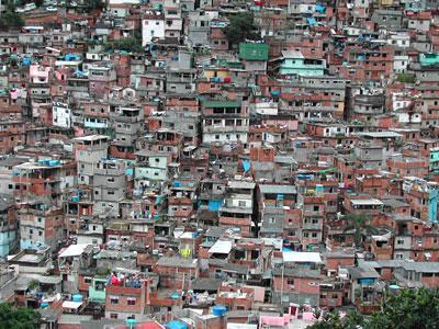 Aglomerados em favelas e periferias; população 90 milhões atualmente Taxa de