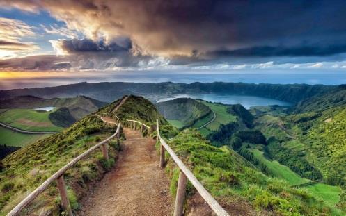 Paragem no respetivo miradouro para se apreciar a beleza da Lagoa, sentir a paz e até escutar o silêncio! A Lagoa do Fogo é, na verdade a princesa adormecida de S. Miguel!