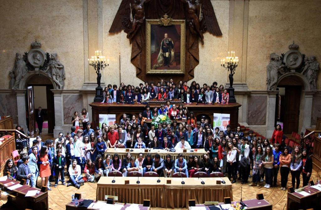 Ilustração 14 Todos os deputados e repórteres presentes, reunidos numa foto única e mágica Para mais tarde recordarmos, às 14h, fomos protagonistas, deputados e repórteres, de uma foto de grupo que