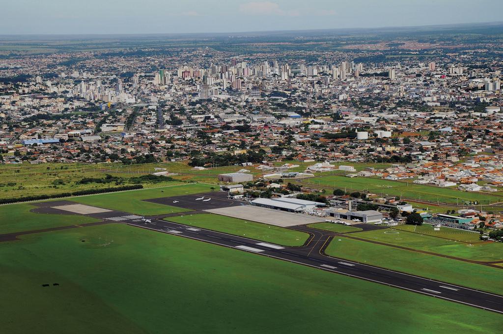Aeroporto Primeiro aeroporto de Minas Gerais em movimento de passageiros (Infraero) Aeroporto: 15 minutos do centro da cidade com voos diretos para as principais capitais e conexões