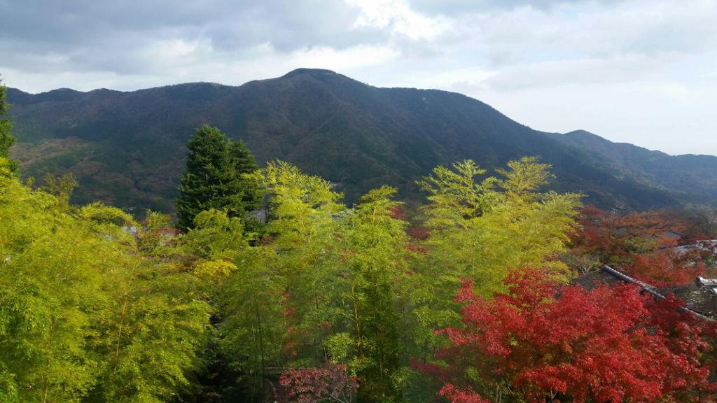 MARÇO 2018 O topo das montanhas de Hakone Do país do Sol Nascente É o laço que une o leste e o oeste Shinsen-kyo, o