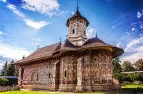Aqui podemos visitar a imponente igreja evangélica gótica do seculo XIV, onde se encontra um notável órgão de 10.000 tubos considerado o maior da Roménia.