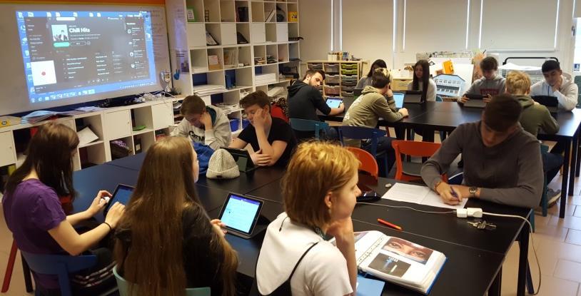 escolas que tem a seu cargo Sandåkerskolan onde fomos recebidas pela Charlotte, Diretora da Escola, e pela sua equipa.