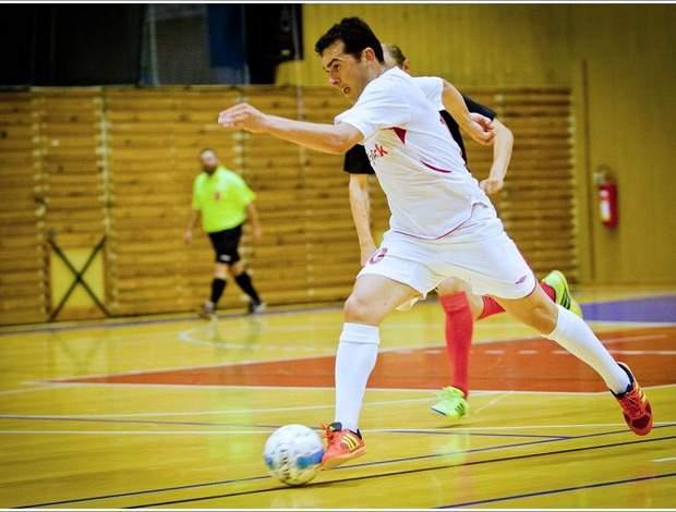 Fundamento Controle de bola no Futsal O Controle de bola no Futsal se diferencia do domínio de bola pois se refere ao ato de manter a bola sobre controle sem deixá-la cair no chão.