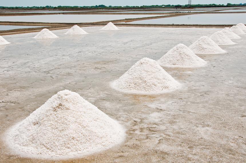 Aplicações da cristalização A cristalização é a técnica de separação utilizada para extrair o sal de cozinha nas salinas.