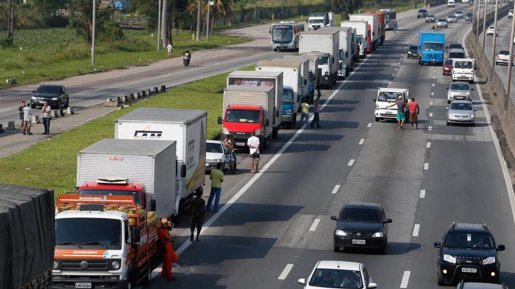 21 MAIO Início da paralisação nacional Bloqueios totais ou parciais das rodovias em 21 estados; Em alguns pontos, os caminhoneiros ficaram nos acostamentos; Em outros, eles queimaram