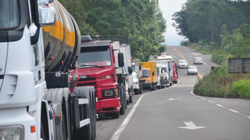 18 MAIO Caminhoneiros anunciam greve Reclamam das altas no diesel; Exigem redução à zero a carga tributária sobre o diesel (PIS/Cofins); Dizem que tentam negociar desde outubro de 2017 sem sucesso; O