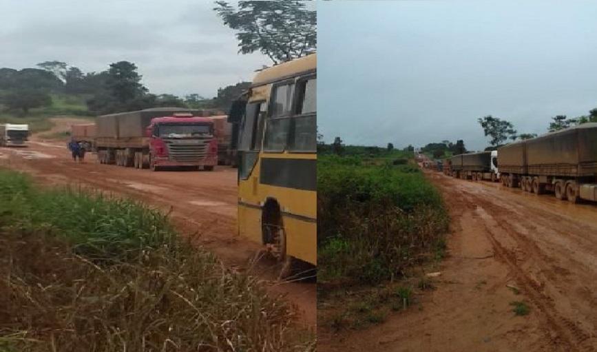 Ônibus escolar impedido de trafegar por conta de caminhões parados na rodovia BR 163(Foto:Reprodução rede sociais) DNIT Bloqueia rodovia no Mato Grosso O bloqueio na rodovia BR-163 para o trânsito de