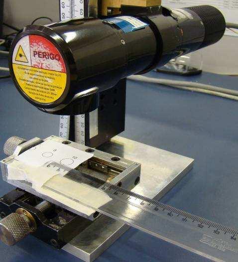 Sistema de emissão UV-A homogêneo para uso clínico de irradiação de córneas 101 Figura 4-15 Arranjo montado para se avaliar o diâmetro dos spots emitidos.