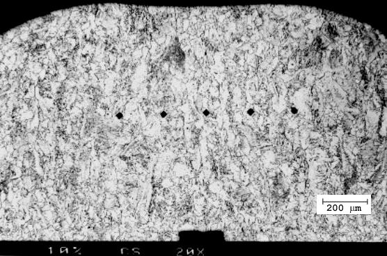 121 Figura 13.6: Micrografia da ZF mostrando as indentações (mistura A100) Figura 13.7: Micrografia da ZAC e detalhe das indentações (mistura A100) 13.2.2 Ensaio de tração Primeiramente foram