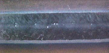 135 Durante a soldagem das juntas sobrepostas utilizando a mistura A100 (série 35-4) ocorreram porosidades de pequeno diâmetro distribuídas por toda extensão.