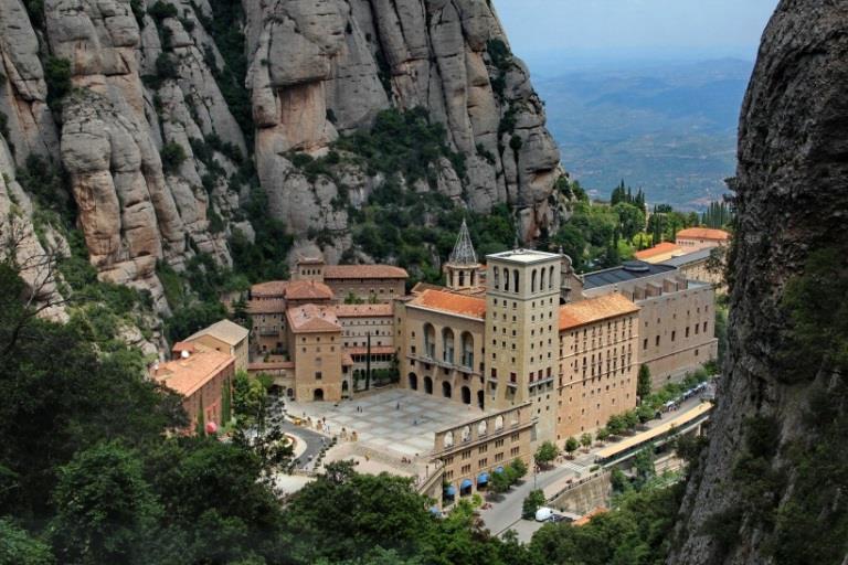 Absolutamente imperdível a visita à basílica do século XVI. Tarde livre. Retorno ao hotel e hospedagem. Programa opcional Camp Nou Plus.