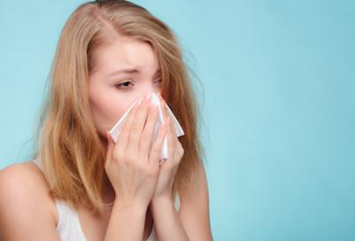 Além desses alérgenos, alguns sintomas podem vir de situações pontuais, como contato com odor de fumaça, produtos químicos, perfumes fortes, ou mudanças bruscas na temperatura e umidade do ar.
