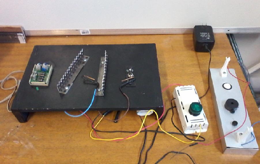 Roteiro Experimental: Fig.7.2.2 - Aparato para fixar e conectar materiais eletricamente. Parte I - Condutividade 1 Ligue ou conecte na tomada a mesa de condução.